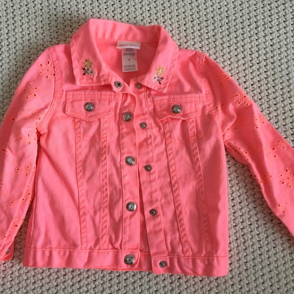 LITTLE LASS PINK JEAN JACKET WITH FLOWERS ON THE COLLAR SIZE 5 EYELET ARMS